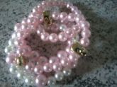 Conjunto de pulseiras de perolas rosa e branco e caveira